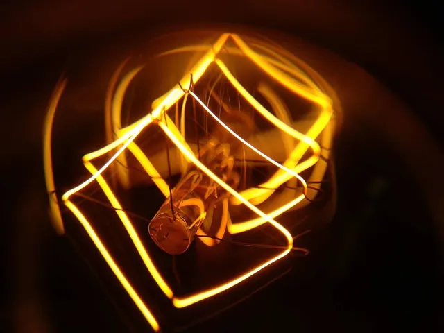 Incandescent light bulb